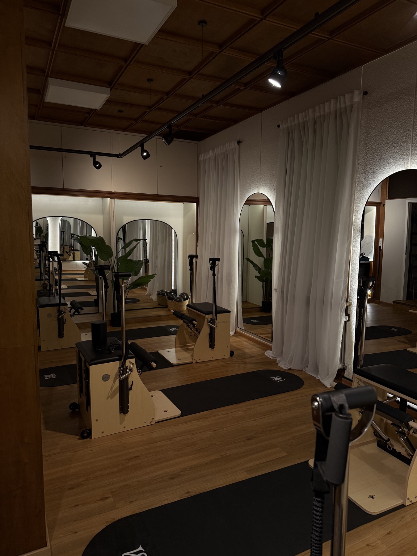 Matcha Moves Studio mit Reformern, Vorhängen und Spiegeln.
