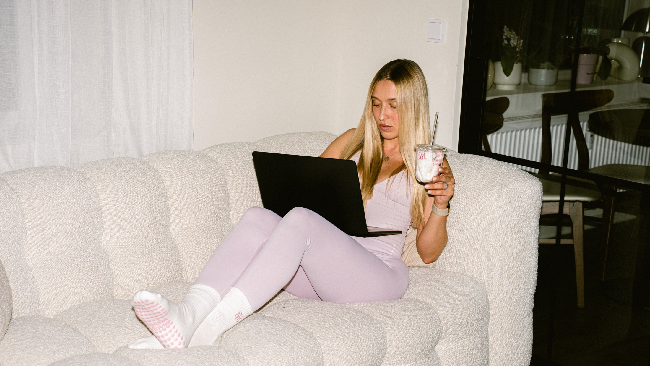 Eine angehende Matcha Moves Trainerin lernt zuhause am Laptop.